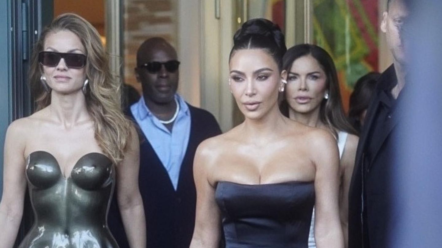 Kim Kardashian verlässt im trägerlosen blauen Kleid ein Restaurant