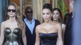 Kim Kardashian verlässt im trägerlosen blauen Kleid ein Restaurant