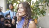 Eva Longoria verlässt in einem blauen Kleid ihr Hotel