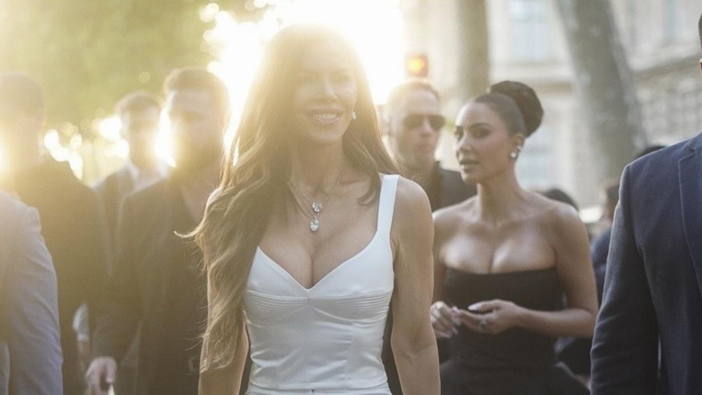 Lauren Sanchez im weißen engen Oberteil ohne Ärmel und mit tiefem Ausschnitt