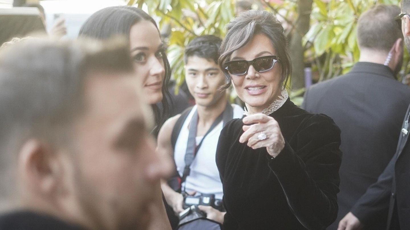 Katy Perry und Kris Jenner umringt von Paparazzi