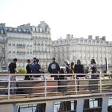 Auf einem Schiff fährt die Gesellschaft über die Seine