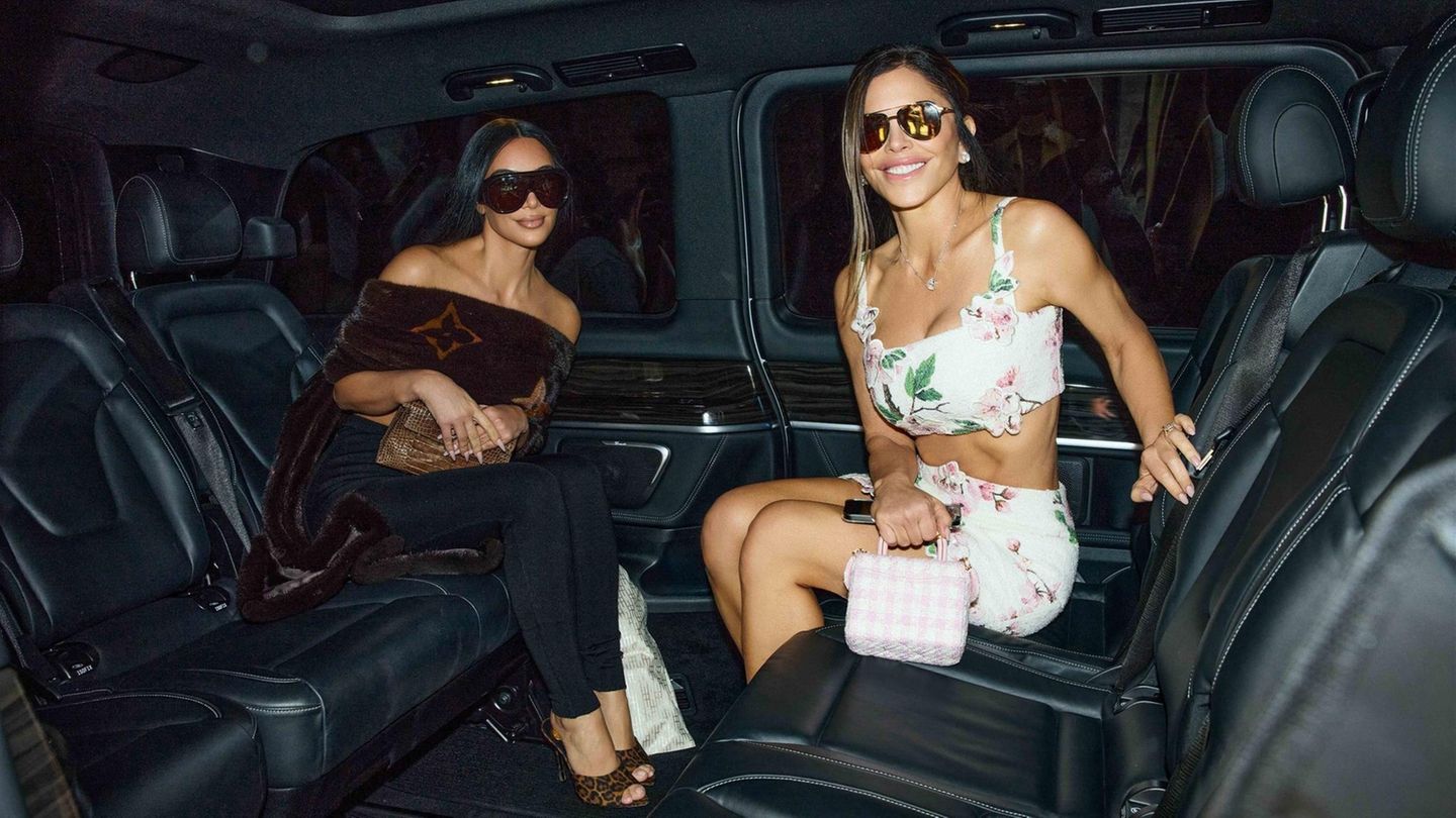 Lauren Sánchez und Kim Kardashian im Auto, beide tragen schwarze Sonnenbrillen