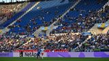 Neben den Höhenflügen der Mainzer und Freiburger gibt es kaum Überraschungen in dieser Saison. Hinzu kommt, dass Vereine wie Hoffenheim, Wolfsburg, Heidenheim, Kiel keine großen Zuschauermagneten waren. Es gibt aber Hoffnungsschimmer: Mit dem Hamburger SV und dem 1. FC Köln kehren zwei Traditionsklubs aus der zweiten Liga zurück ins deutsche Oberhaus