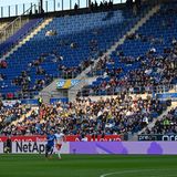 Neben den Höhenflügen der Mainzer und Freiburger gibt es kaum Überraschungen in dieser Saison. Hinzu kommt, dass Vereine wie Hoffenheim, Wolfsburg, Heidenheim, Kiel keine großen Zuschauermagneten waren. Es gibt aber Hoffnungsschimmer: Mit dem Hamburger SV und dem 1. FC Köln kehren zwei Traditionsklubs aus der zweiten Liga zurück ins deutsche Oberhaus