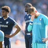 Heidenheim muss in die Relegation, Holstein Kiel und der VfL Bochum steigen direkt ab. Es hat sich also kein "großer" Klub in den Tabellenkeller der Bundesliga verirrt. Die Absteiger standen bereits vor dem letzten Spieltag fest. Nach drei Spielzeiten in der Bundesliga müssen die Bochumer zurück in die zweite Liga. Die Kieler hatten selbst nicht mit einem langfristigen Verbleib in der ersten Liga gerechnet und gehen als Aufsteiger direkt wieder runter