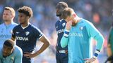 Heidenheim muss in die Relegation, Holstein Kiel und der VfL Bochum steigen direkt ab. Es hat sich also kein "großer" Klub in den Tabellenkeller der Bundesliga verirrt. Die Absteiger standen bereits vor dem letzten Spieltag fest. Nach drei Spielzeiten in der Bundesliga müssen die Bochumer zurück in die zweite Liga. Die Kieler hatten selbst nicht mit einem langfristigen Verbleib in der ersten Liga gerechnet und gehen als Aufsteiger direkt wieder runter