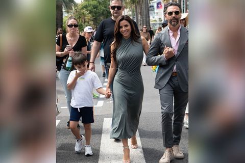Eva Longoria ist mit ihrem Sohn und ihrem Ehemann in Cannes auch abseits der Events top gestylt.