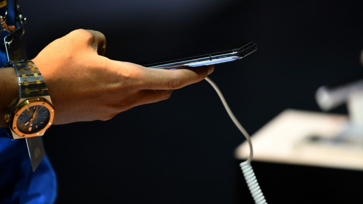 Verbraucher mit Smartphone