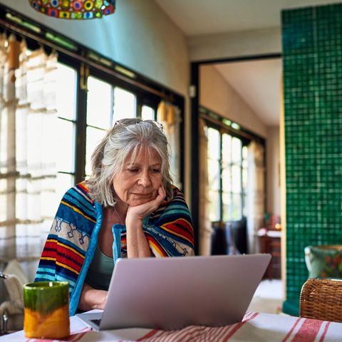 Taxes and pension: woman on the laptop