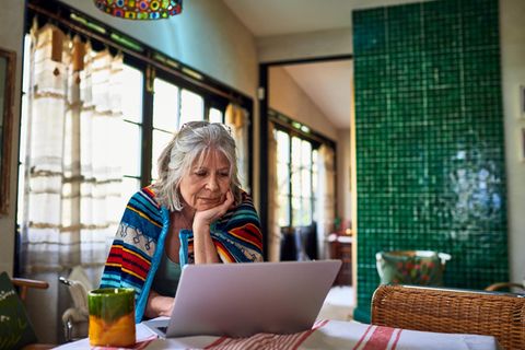 Steuern und Rente: Frau am Laptop