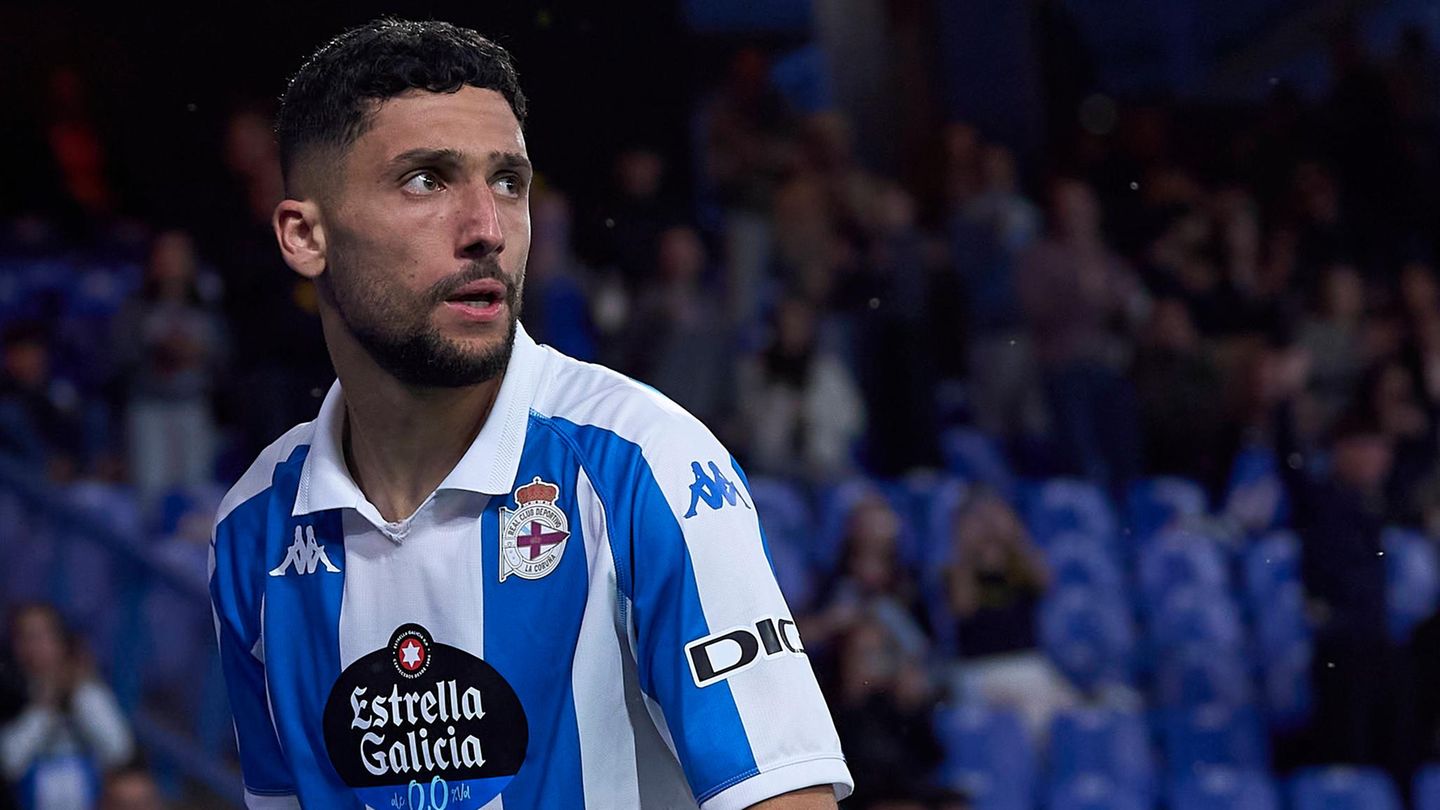 Der Fußballer Zakaria Eddahchouri läuft für den Zweitligisten RC Deportivo in Spanien auf
