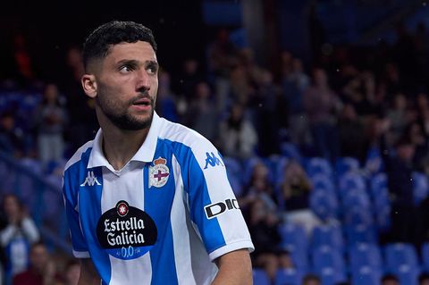 Der Fußballer Zakaria Eddahchouri läuft für den Zweitligisten RC Deportivo in Spanien auf