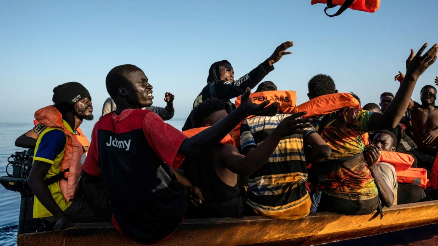 Geflüchtete vor der libyschen Küste im Jahr 2023