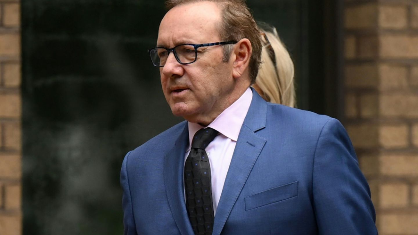 Kevin Spacey 2023 vor dem Gericht in London
