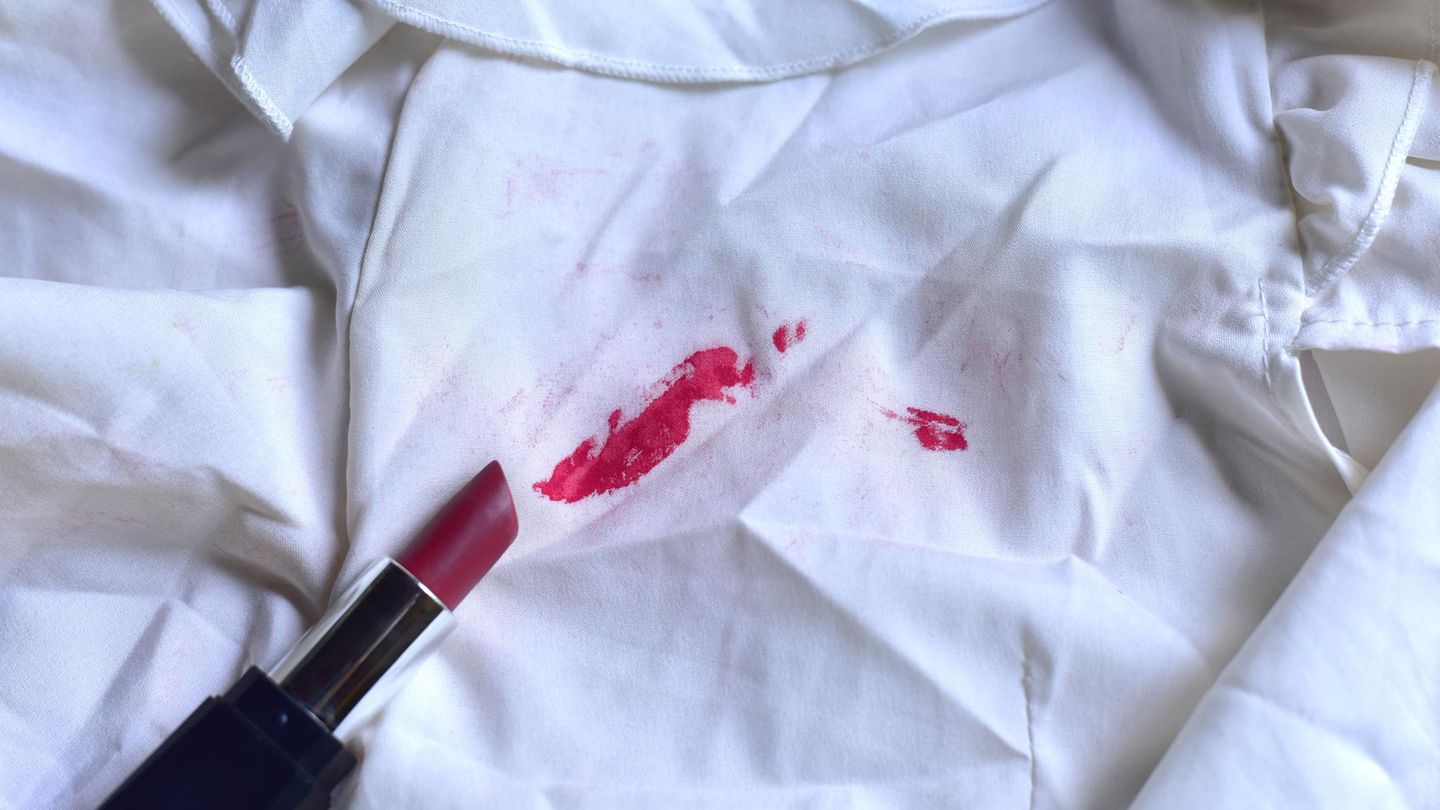 Fünf hilfreiche Mittel: So entfernen Sie Make-up-Flecken aus Ihrer Kleidung