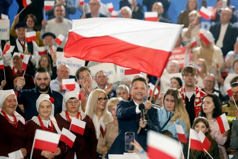 Trzaskowski schwenkt die polnische Flagge