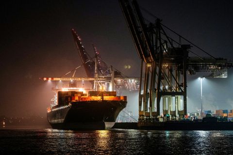 Containerschiff im Hamburger Hafen