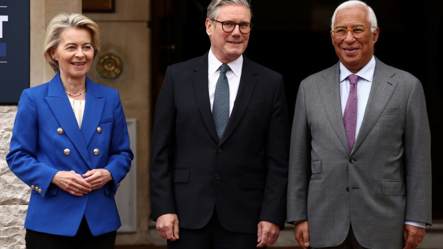 EU-Kommissionspräsidentin Ursula von der Leyen (l), Großbritanniens Premierminister Keir Starmer (m) und EU-Ratspräsident Antóni