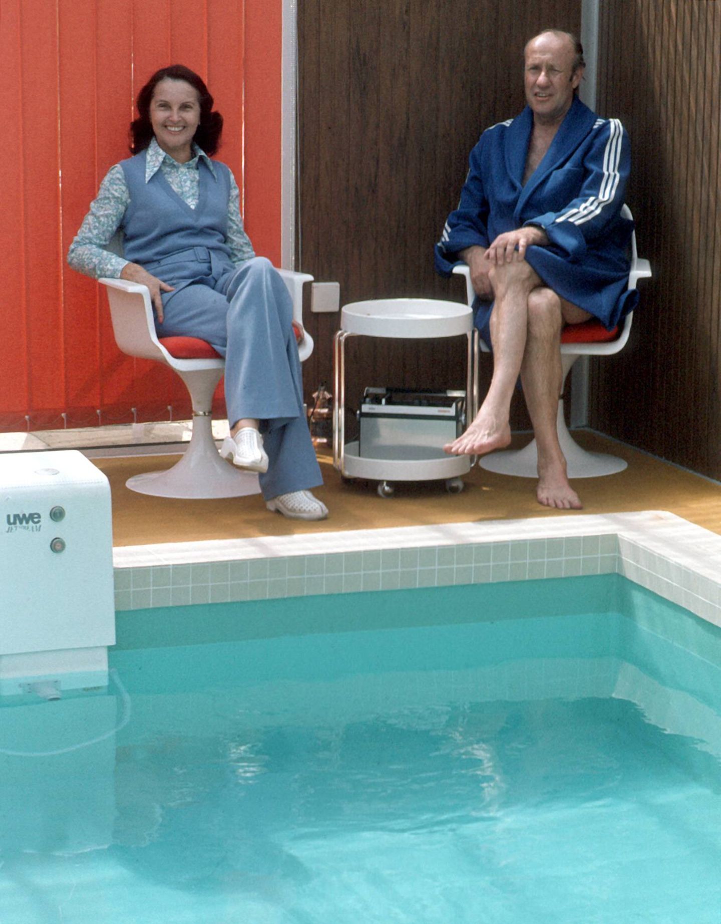 Helmut Schön: Der Ermöglicher Helmut Schön und seine Frau Anneliese sitzen am Rande eines Pools