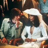 Bianca Jagger heiratet Mick im weißen Smokingblazer von Saint Laurent