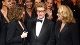 Yves Saint Laurent umrahmt von Laetitia Casta (links) und Catherine Deneuve (rechts)