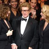 Yves Saint Laurent umrahmt von Laetitia Casta (links) und Catherine Deneuve (rechts)