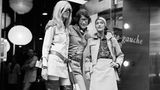 Yves Saint Laurent hält zwei seiner Musen im Arm: Betty Catroux (links) und Loulou de la Falaise (rechts)