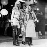 Yves Saint Laurent hält zwei seiner Musen im Arm: Betty Catroux (links) und Loulou de la Falaise (rechts)