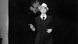 Ein Frau 1967 im Nadelstreifenanzug von YSL. Die Abend-Variante "Le Smoking" wird zum Markenzeichen des Designers     