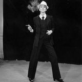 Ein Frau 1967 im Nadelstreifenanzug von YSL. Die Abend-Variante "Le Smoking" wird zum Markenzeichen des Designers     