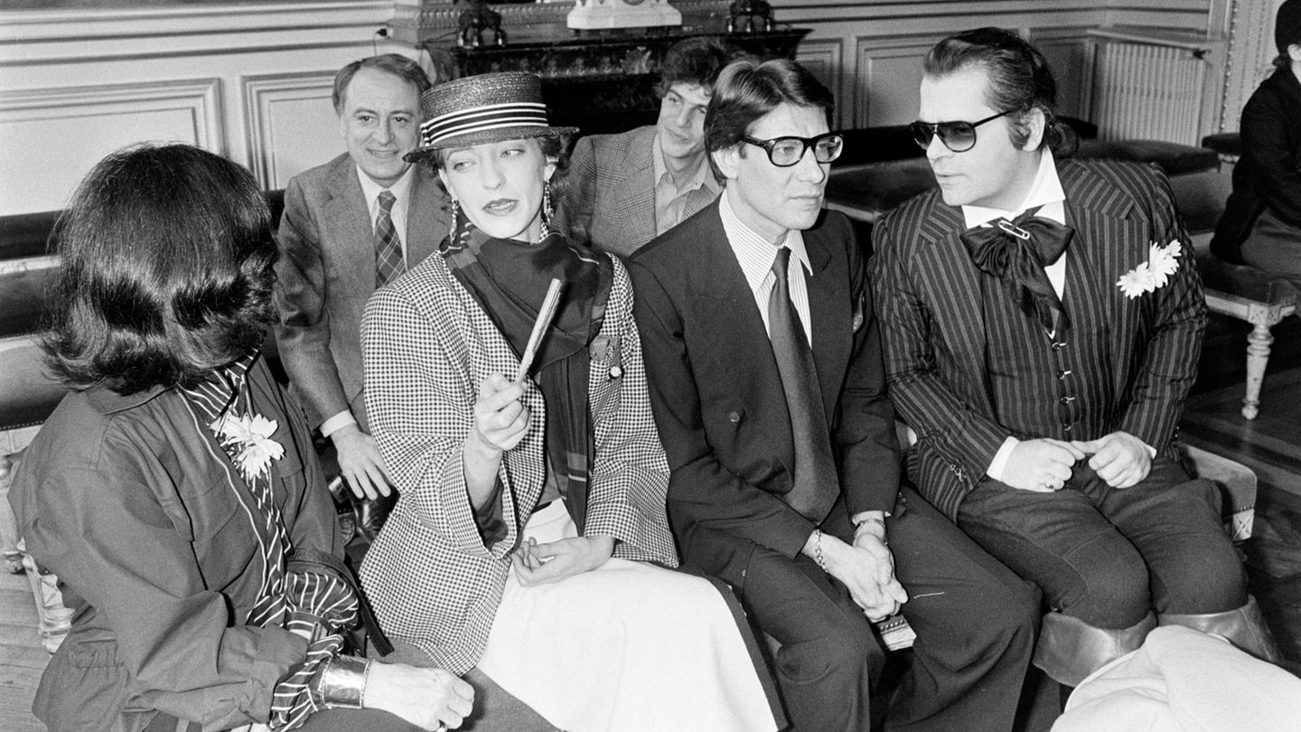 Der Schüchterne 1978 bei der Hochzeit von Paloma Picasso, seiner Freundin. Mit Karl Lagerfeld (r.), der über die Jahre zu seinem Rivalen wird   