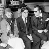 Der Schüchterne 1978 bei der Hochzeit von Paloma Picasso, seiner Freundin. Mit Karl Lagerfeld (r.), der über die Jahre zu seinem Rivalen wird   