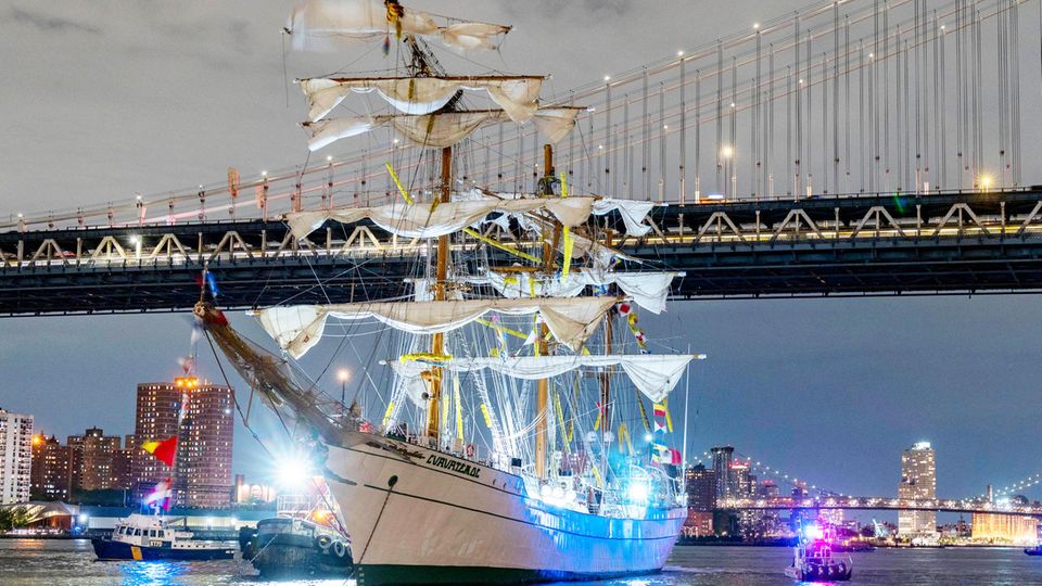 Die Cuauhtémoc wird von Rettungsbooten umstellt nach sie eine Kollision mit der Brooklyn Bridge hatte