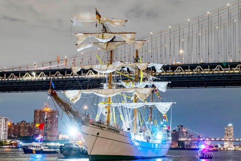 Die Cuauhtémoc wird von Rettungsbooten umstellt nach sie eine Kollision mit der Brooklyn Bridge hatte