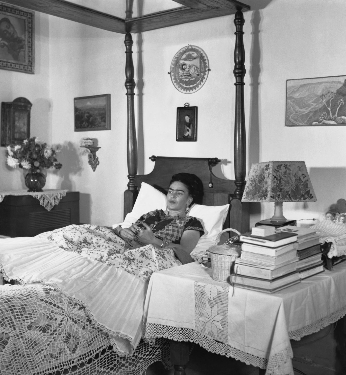Frida Kahlo liegt in ihrem Bett in La Casa Azul, Coyoacan, Mexico City,