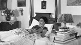 Frida Kahlo liegt in ihrem Bett in La Casa Azul, Coyoacan, Mexico City,
