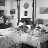 Frida Kahlo liegt in ihrem Bett in La Casa Azul, Coyoacan, Mexico City,