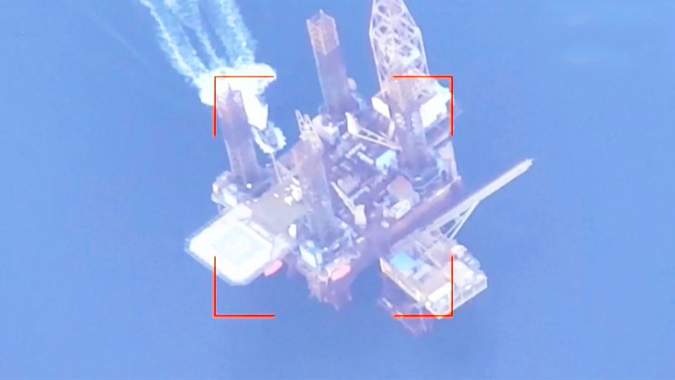Videoaufnahme zeigt: Kiew attackiert russisch besetzte Bohrinsel mit Drohnen Videoaufnahme zeigt: Kiew attackiert russisch besetzte Bohrinsel mit Drohnen