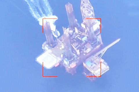 Videoaufnahme zeigt: Kiew attackiert russisch besetzte Bohrinsel mit Drohnen