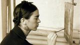 Frida Kahlo konzentriert beim Malen eines Selbstporträts im Jahr 1932