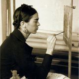 Frida Kahlo konzentriert beim Malen eines Selbstporträts im Jahr 1932