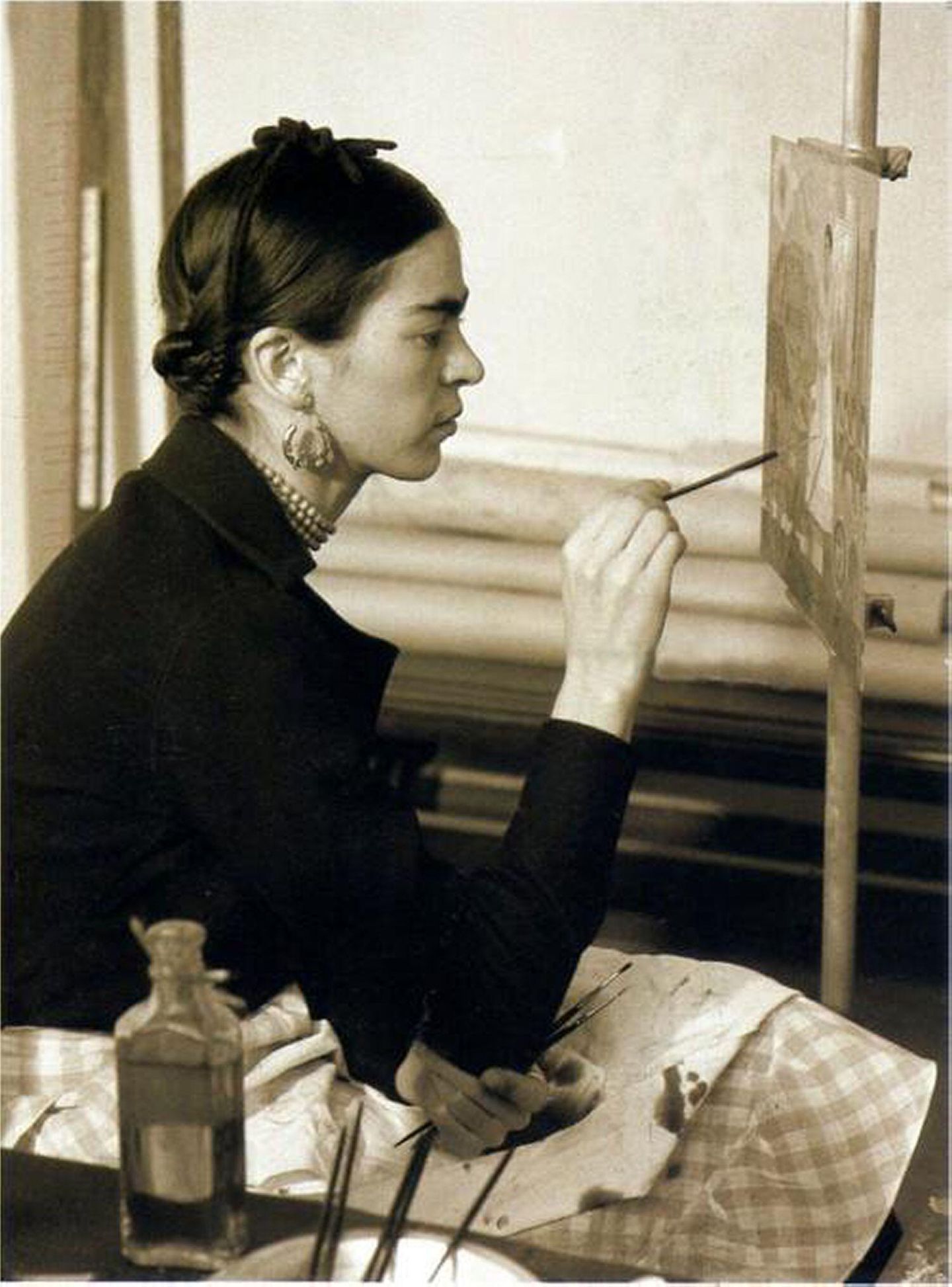 Frida Kahlo konzentriert beim Malen eines Selbstporträts im Jahr 1932