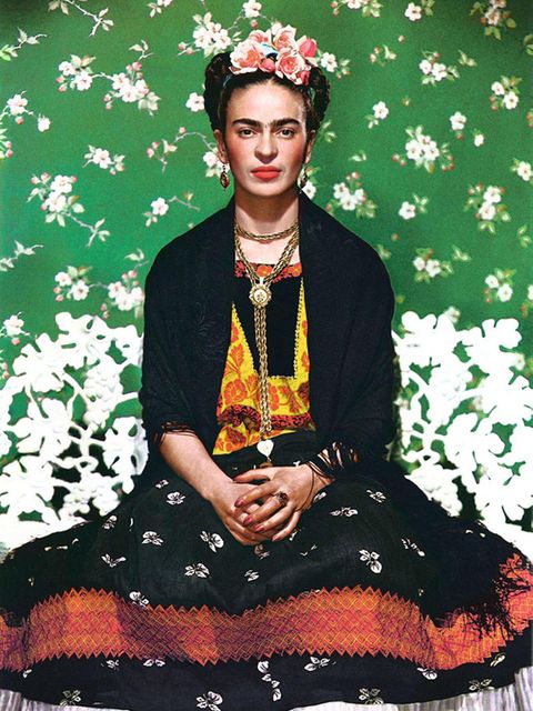 Hochgesteckte Haare, bunter Kopfschmuck, knallige Lippen, bestickte Gewänder – Frida Kahlos Stil war unverwechselbar
