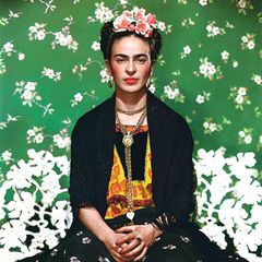 Hochgesteckte Haare, bunter Kopfschmuck, knallige Lippen, bestickte Gewänder – Frida Kahlos Stil war unverwechselbar