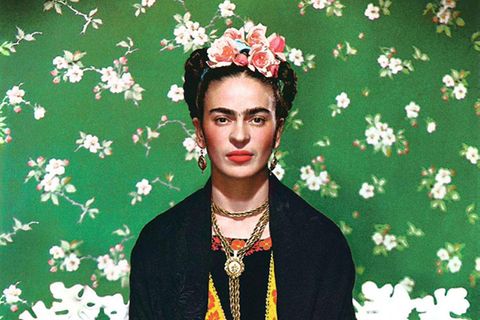 Hochgesteckte Haare, bunter Kopfschmuck, knallige Lippen, bestickte Gewänder – Frida Kahlos Stil war unverwechselbar