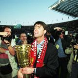 Joachim Löw mit dem DFB-Pokal 1997