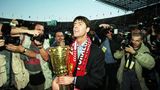 Joachim Löw mit dem DFB-Pokal 1997