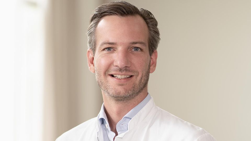  Prof. Maximilian Reichert im weißen Arztkittel