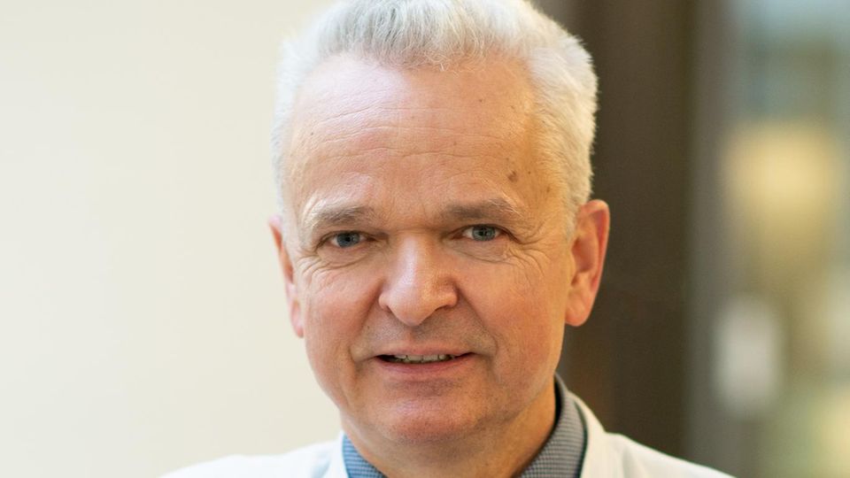  Professor Ulrich Keilholz im weißen Arztkittel